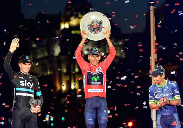 Nairo Quintana, del equipo Movistar (centro), levanta el trofeo que lo acredita como vencedor de la Vuelta a España. A la izquierda, aparece el británico Chris Froome y a la derecha, el colombiano Esteban Chaves, segundo y tercer lugar, respectivamente.