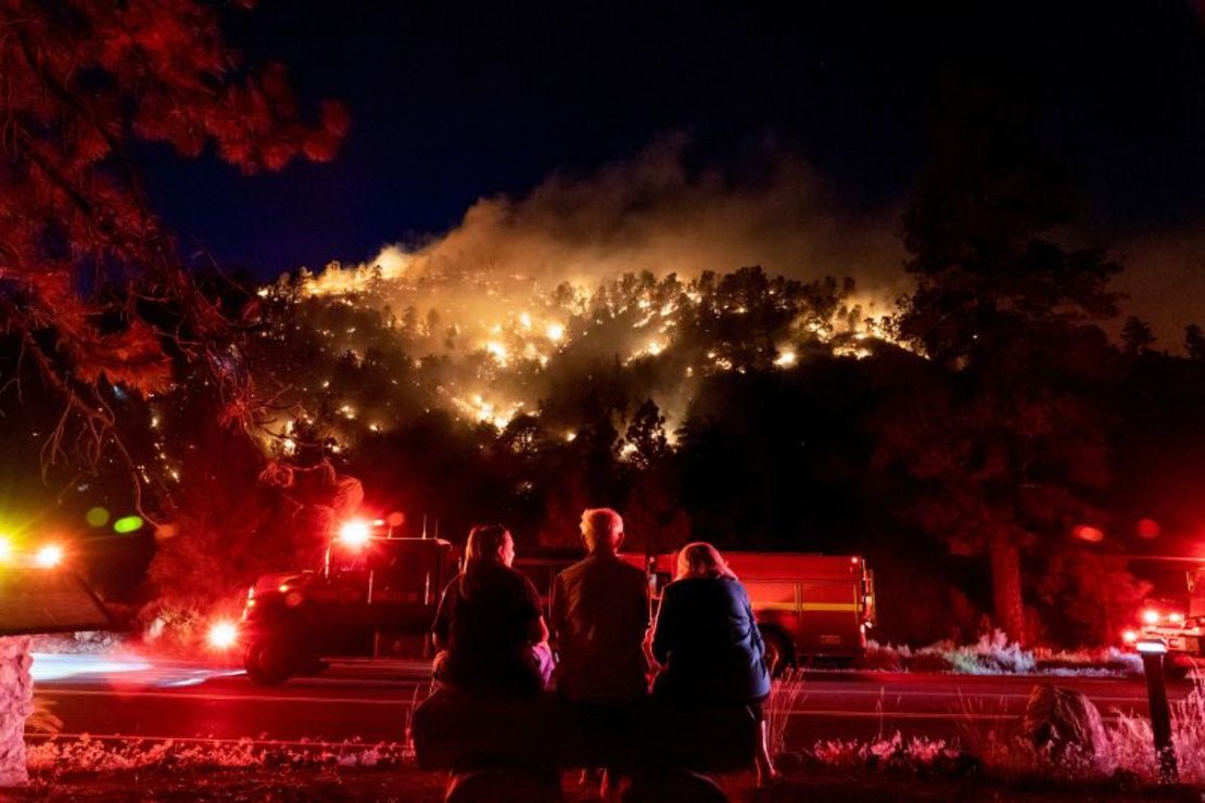 Residentes observan parte del Sheep Fire arder a través de una ladera cerca de sus hogares en Wrightwood, California, el 11 de junio de 2022.