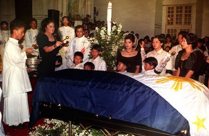 7 de septiembre. Imelda Marcos, exprimera dama de Filipinas, lanza agua bendita al féretro que contienen los restos mortales de su esposo, el exdictador Ferdinand Marcos, durante una misa en la catedral de San Guillermo de la ciudad deLaoag.