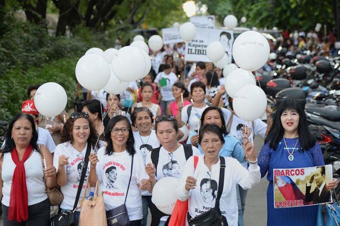 Simpatizantes de la dinastía Marcos muestran su beneplácito por el anuncio del gobierno filipino de que permitirá que Ferdinand Marcos sea enterrado como un héroe.