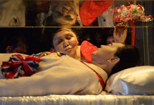 Imelda Marcos besa el catafalco de cristal de su fallecido esposo, Ferdinand Marcos, el día que la exprimera dama de Filipinas cumplió 85 años, en el pueblo de Batac.