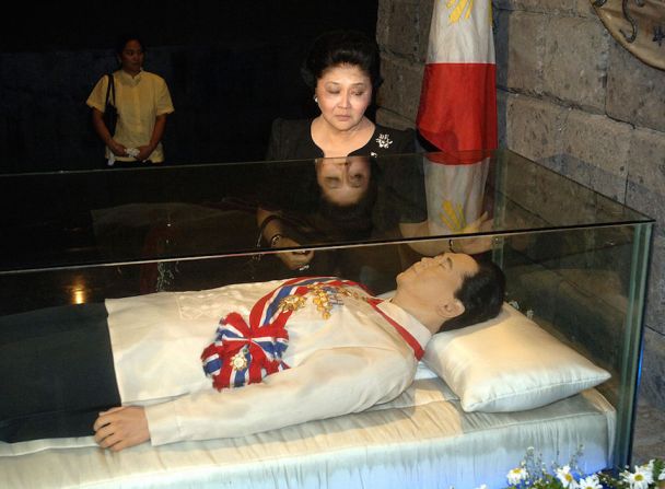 La familia del depuesto dictador filipino, Ferdinand Marcos, decidió depositar su cuerpo preservado en este mausoleo hasta que se permitiera su entierro en el Cementerio Nacional de los Héroes de su país. La imagen fue captada el 11 de septiembre de 2005, en ocasión de los 88 años del nacimiento del exdictador.