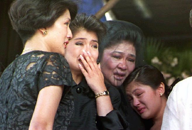 9 de septiembre de 1993. Los deudos de Marcos: su viuda Imelda y sus hijas Irene Araneta, Imee Manotoc y Aimee, una pequeña adoptada, durante un servicio fúnebre para Ferdinand, en la localidad de Batac, donde está la casa ancestral de los Marcos.