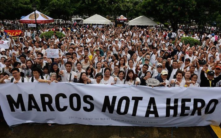 La reciente autorización del presidente de Filipinas, Rodrigo Duterte, para enterrar al exdictador Ferdinand Marcos en el Cementerio Nacional de los Héroes desató airadas protestas de miles que aseguraron que sería tanto como sepultar a Al Capone en el Cementerio Nacional de Arlington, en EE.UU.