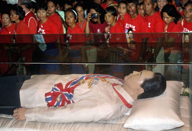 Seguidores del depuesto presidente de Filipinas, Ferdinand Marcos, observan el cadáver momificado del exgobernante, mismo que reposa en un mausoleo construido en la casa ancestral de la familia Marcos Edralin, en Batac, Filipinas.