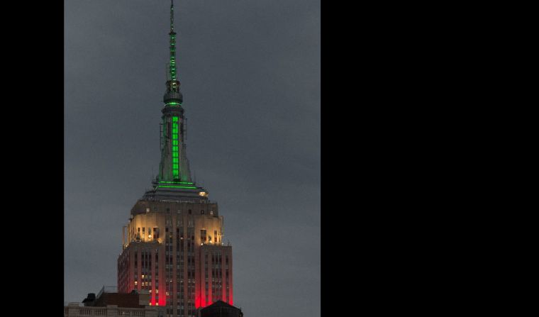 En la cima de la famosa torre se pudieron observar luces verde, blanco y rojo.