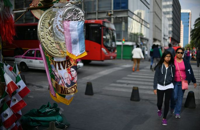 Objetos alusivos a la fiesta nacional en Ciudad de México.