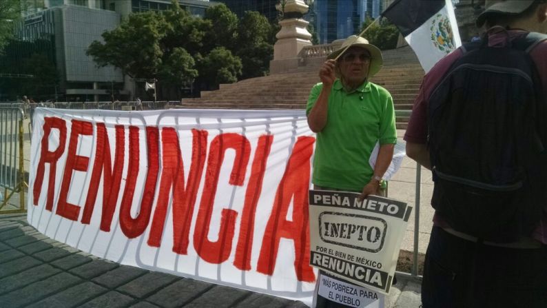 Un grupo de ciudadanos marcó la ocasión con una manifestación contra el gobierno de Peña Nieto con la consigna #RenunciaYA.