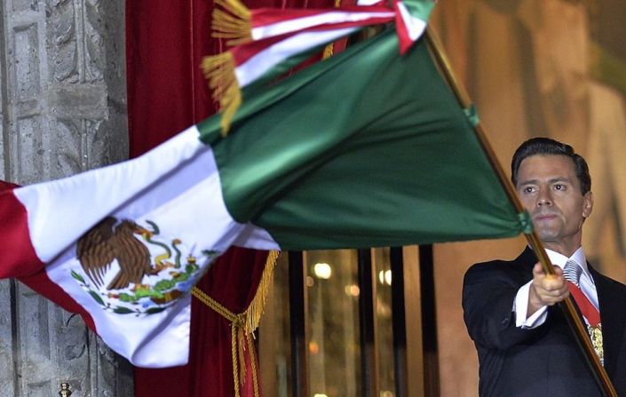 Como es tradicional, el presidente Enrique Peña Nieto salió al balcón del palacio nacional y tras tocar la Campana de Dolores, la misma que llamó al levantamiento en armas en 1810, dio vítores a los próceres independentistas y gritó ¡Viva México!.