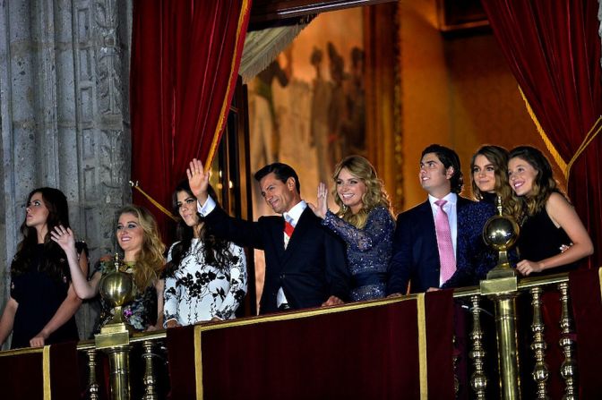 Después, el mandatario y su familia salieron otra vez al balcón del palacio nacional para presenciar el espectáculo de fuegos artificiales.