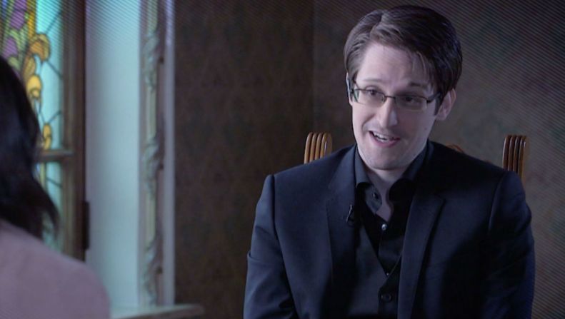 'Vigilancia más fuerte' — Edward Snowden, el exagente de la inteligencia de Estados Unidos que reveló cómo funcionaba el programa de espionaje de su país para vigilar las comunicaciones de millones de personas en todo el mundo, dijo en una entrevista con Ana Pastor que luego de sus revelaciones a la prensa en 2013, la vigilancia es ahora más agresiva e invasiva que antes, a pesar de estar prohibida por la constitución de Estados Unidos.