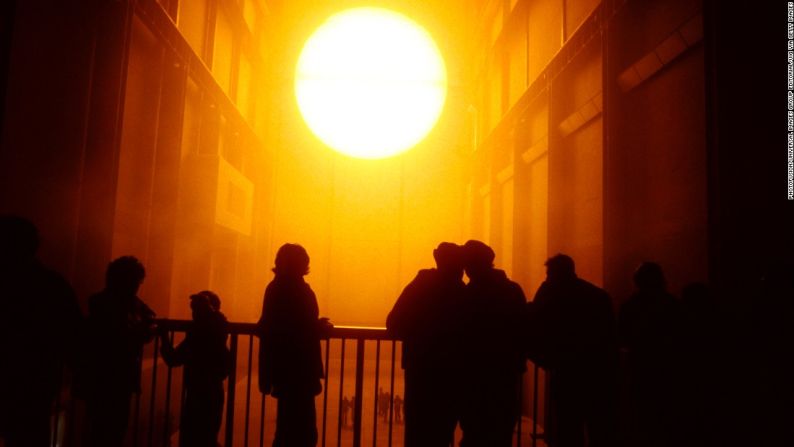 El ‘Weather Project’ de Olafur Eliasson en la galería de arte Tate Modern, Bankside, Londres 2003.