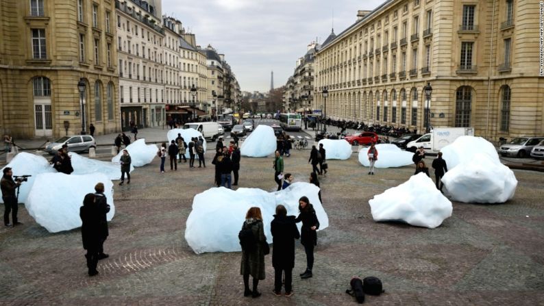 La obra ‘Ice Watch’ de Eliasson, hecha con pedazos de las lagunas de hielo de Groenlandia. París, 2015.