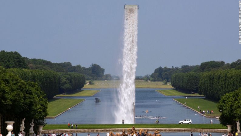 Olafur Eliasson es un artista danés-islandés conocido por sus instalaciones de arte a gran escala. En junio, presentó una obra en París de una cascada suspendida en el aire.