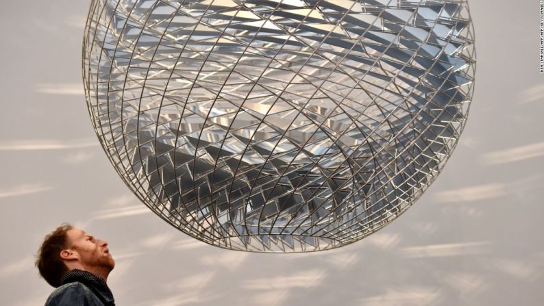 ‘Schools of Movement Sphere’ de Eliasson en la Feria de Arte Frieze en Londres, 2014.