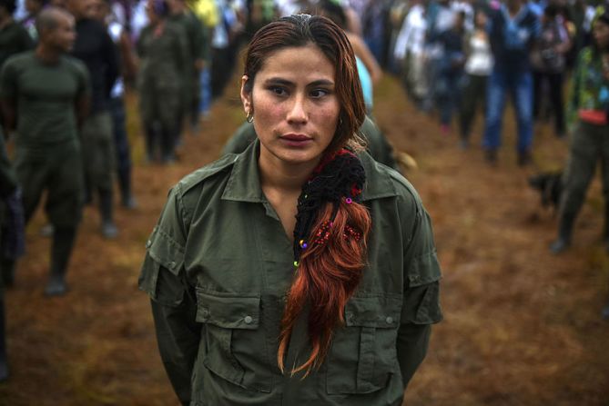 Una guerrillera de las FARC en la X Conferencia Nacional Guerrillera, en Yarí, Colombia.