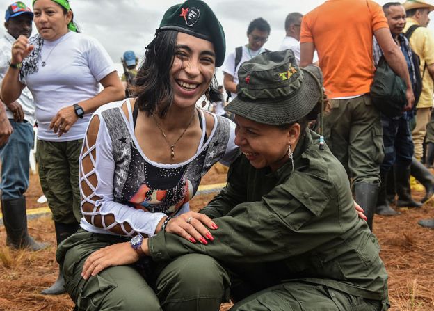 Dos integrantes de las FARC bromean durante los actos previos de la Conferencia Nacional Guerrillera.