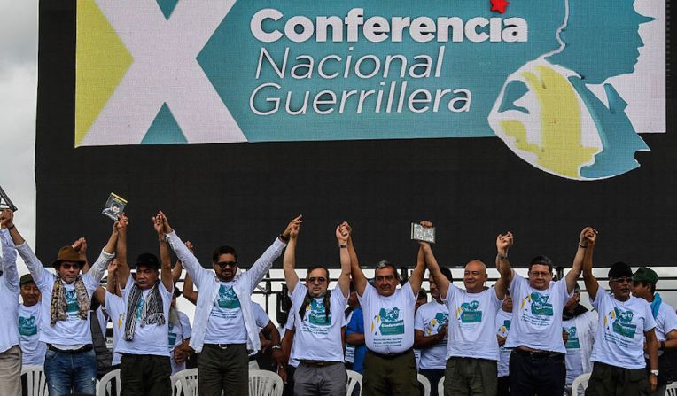 La plana mayor de las FARC en la instalación de la Conferencia Nacional que deberá refrendar el acuerdo de paz pactado con el gobierno de Colombia.