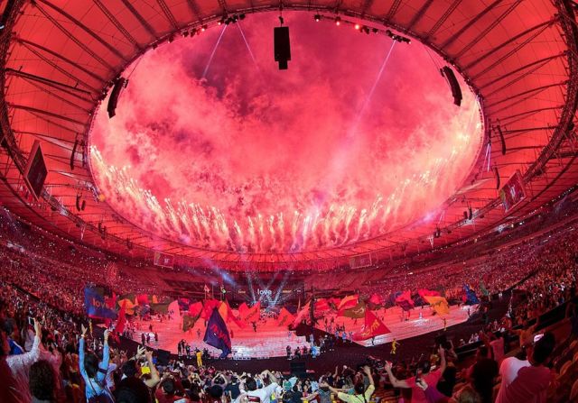 Fuegos artificiales iluminaron el estadio Maracaná durante la ceremonia de clausura.