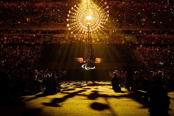 Durante la ceremonia también hubo un minuto de silencio en recuerdo del ciclista iraní Bahman Para-Golbarnezhad, quien falleció durante una competición el sábado.