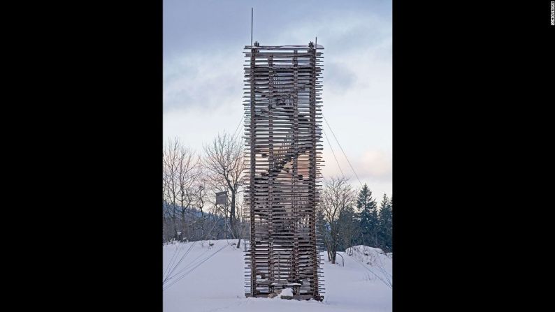 Esta estructura de madera conocida como la Torre Scholzberg fue diseñada por Hut architektury y tiene una escalera de caracol de doble hélice construida a mano. Está ubicada en la República Checa.