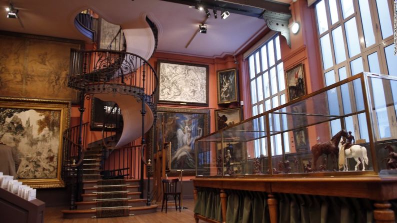 Estas escaleras están en el Museo Nacional Gustave Moreau en París, que alguna vez fue la casa del pintor francés. Las escaleras de hierro fundido conectan el segundo y tercer piso del apartamento.