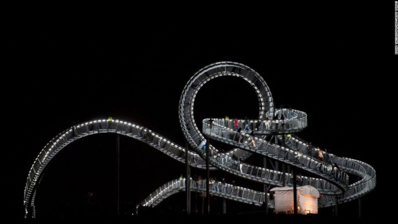 Esta curiosa estructura se llama 'Tiger & Turtle-Magic Mountain' y fue creada por los artistas alemanes Heike Mutter y Ulrich Genth en Duisburg, al este de Alemania.