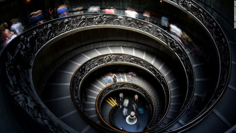 Los visitantes del Museo del Vaticano atraviesan esta escalera de bramante. Tiene doble hélice, lo que significa que la gente que sube no se llega a topar con aquellos que bajan. Fue diseñada por Guiseppe Momo en 1932.