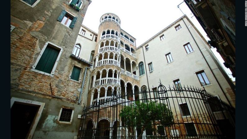 La Scala Cortarini del Bovolo es un punto de referencia en Venecia por sus múltiples arcos a lo largo de la escalera.