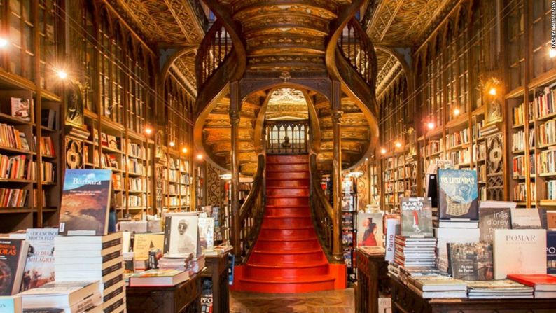 Estas escaleras están dentro de la librería Lello & Irmão en Porto, Portugal.