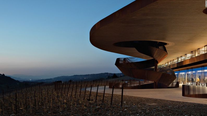 La famosa vinería toscana Antinori contrató a la firma Archea para diseñar esta escalera espiral de acero. ¿La vista? Los viñedos de Antinori en Florencia.