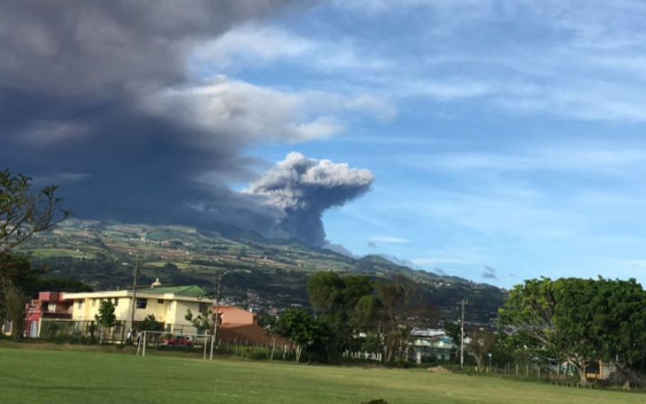 La actividad en el volcán Turrialba sigue en ascenso.