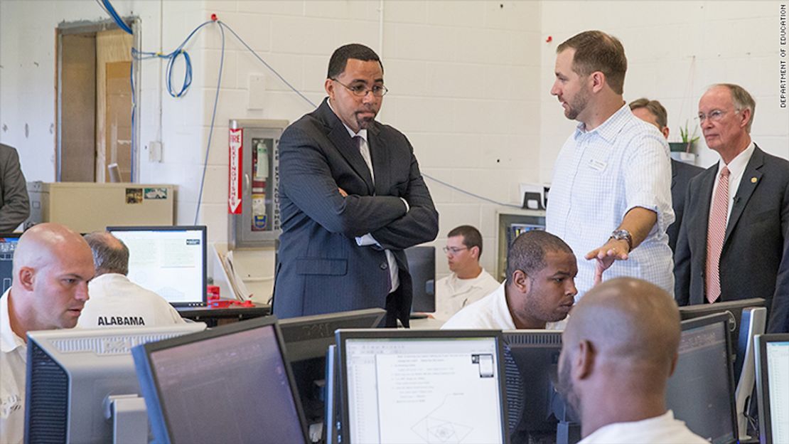 El secretario de Educación John King, a la izquierda, visitó un centro de educación para reos en la cárcel de Limestone, en Alabama.