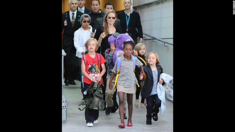 Los hijos de Angelina Jolie y Brad Pitt con la actriz en el aeropuerto de Sydney