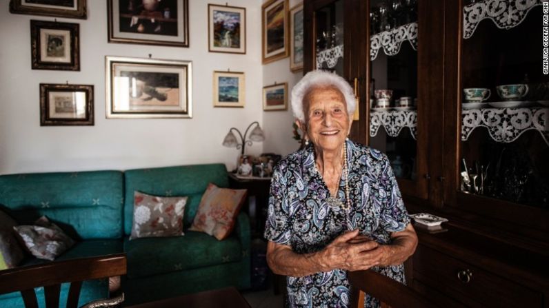 Madre de ocho hijos, Luigina Vigiconte, de 101 años, dice que para vivir tanto hay que ser "optimista y educada con la gente y dejar las amarguras".