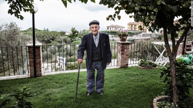 A sus 103 años, Vincenzo Baratta dice que comer una vez al día y "tener muchas mujeres en la vida" lo mantienen joven.