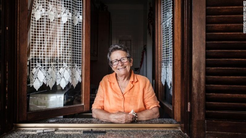 Maria Del Prete, de 87 años, dice que ha vivido mucho porque come alimentos sanos y nunca se queda quieta.