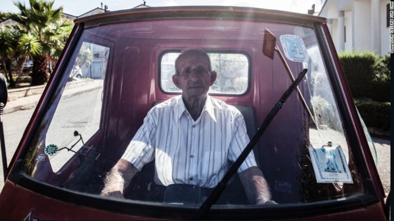 Para el granjero Luigi Ruocco, de 98 años, el secreto de vivir tantos años es no dejar de trabajar y beber medio litro de vino tinto todos los días.