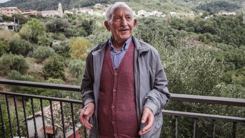 Giuseppe Luongo fue marino y hoy tiene 98 años. Según él, su longevidad se debe a que no toma alcohol ni café y a que no fuma.