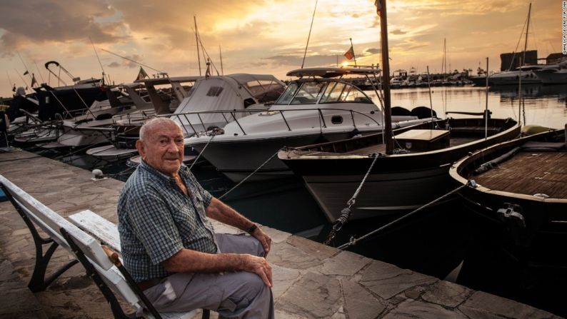 Giuseppe Vassallo, de 94 años, afirma que vivir en lugar bonito (como Acciaroli) y tener una huerta con muchos vegetales son dos de los secretos para vivir mucho tiempo.