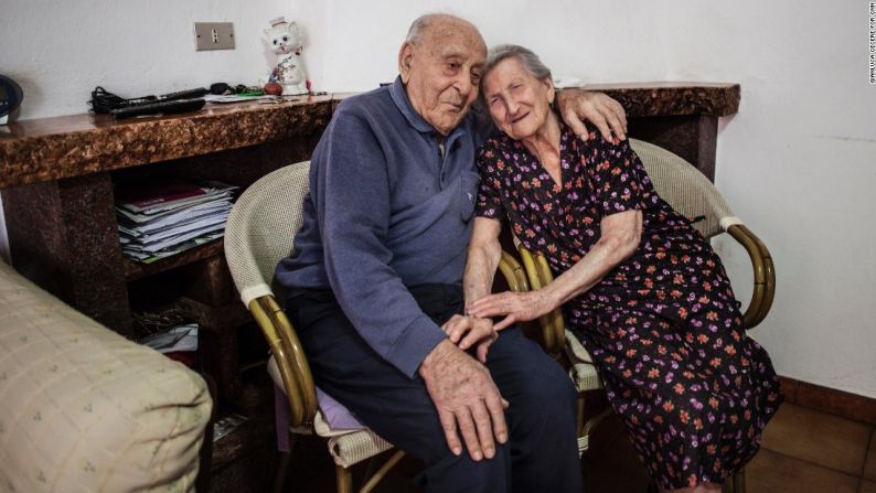 Antonio y Amina creen que comer alimentos frescos, incluyendo sus propios pollos y conejos, los ha mantenido saludables.