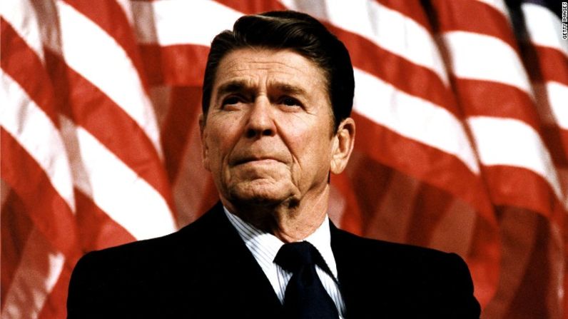 Ronald Reagan, el presidente numero 40 de Estados Unidos, murió en 2004 a los 93 años. En 1994 anunció que sufría de Alzheimer.