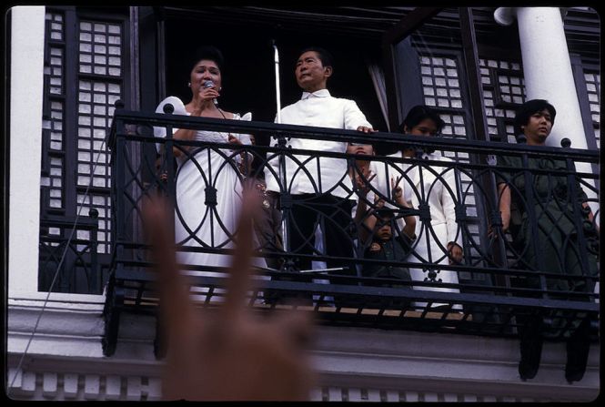 25 de febrero de 1986. La última aparición en público en su país. Ferdinand Marcos y su esposa, Imelda, en el balcón del Palacio Presidencial de Malacañang. Esa misma noche huyeron hacia Hawai, junto con sus hijos y sus más cercanos colaboradores, en 4 helicópteros estadounidenses.