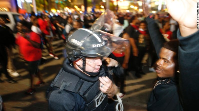 Por segunda noche, las protestas se tornaron violentas en Charlotte, Carolina del Norte.