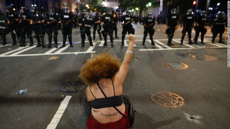 Manifestantes han ocupado las calles de la ciudad desde el martes para protestar por la muerte de un hombre negro a mano de la policía.