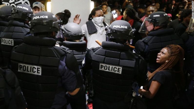 Los manifestantes se enfrentaron a la policía.