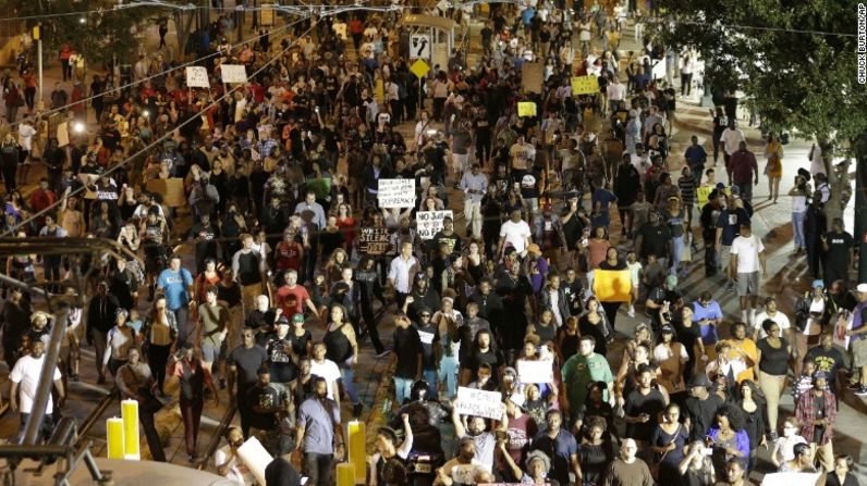 Los manifestantes gritaban consignas como "la vida de los negros importa"