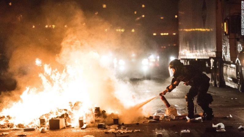 Los manifestantes bloquearon una carretera prendiendo focos de fuego.