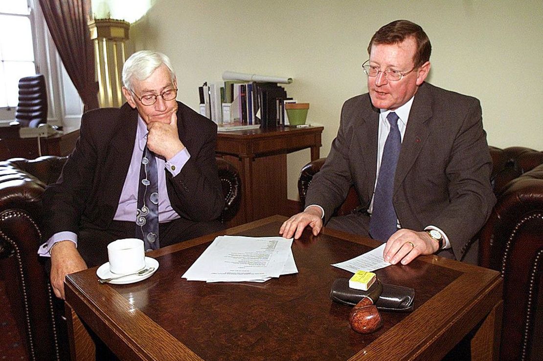 Seamus Mallon (izquierda) Viceministro primero de Irlanda del Norte junto a David Trimble (derecha), primer ministro de Irlanda del Norte.