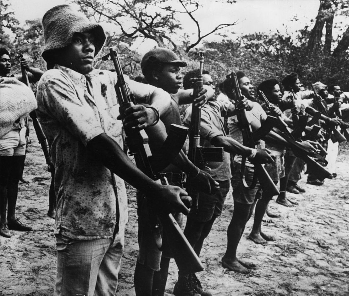 Miembros de la guerrilla de la UNITA durante la guerra civil de Angola.